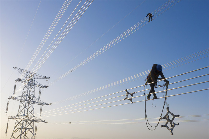 Tarehe 8 hadi 9，Desemba， 2022 wafanyakazi wa umeme wakifanya kazi ya kuwezesha mradi wa usafirishaji na ubadilishaji wa umeme 220 kV wa Diannong kupita Reli ya Baotou-Lanzhou kwenye sehemu ya juu katika Mji wa Wuzhong, Mkoa wa Ningxia. 