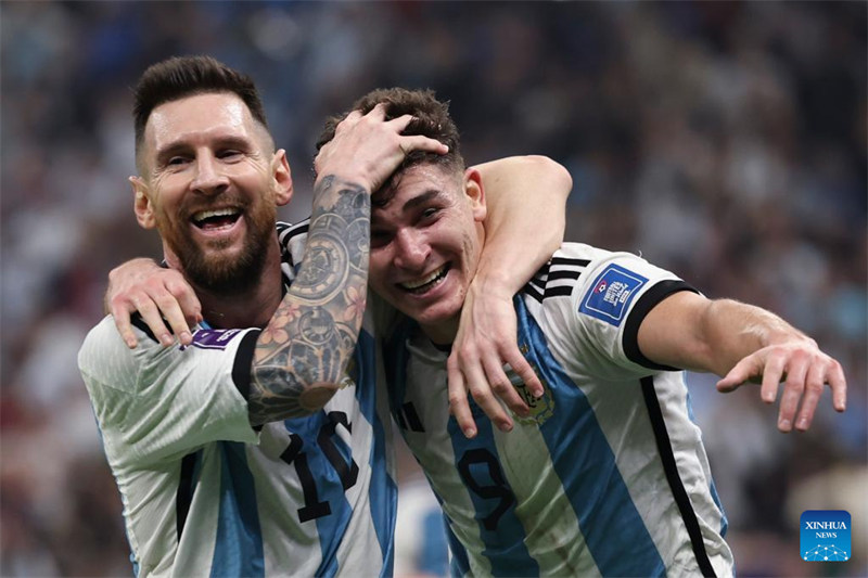Julian Alvarez (Kulia) wa Argentina akishangilia pamoja na Lionel Messi baada ya kuifungia timu yake bao la pili kwenye mchezo wa Nusu Fainali kati ya Argentina na Croatia wa Kombe la Dunia la FIFA 2022 uliochezwa Uwanja wa michezo wa Lusail mjini Lusail, Qatar, Desemba 13, 2022. (Xinhua/Xu Zijian)