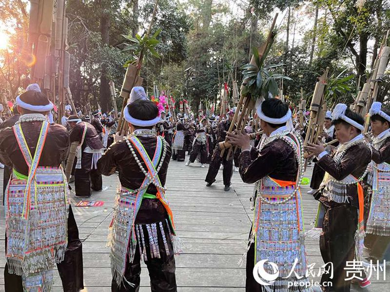 Watu wanasherehekea mavuno kwa ala ya muziki ya jadi huko Guizhou, China