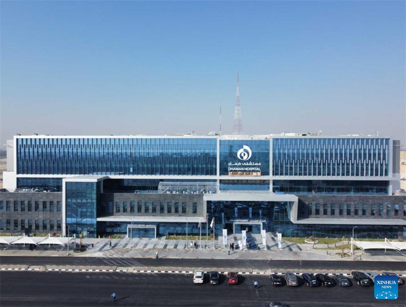 Picha hii iliyopigwa Tarehe 18 Desemba 2022 ikionyesha jengo kuu la Hospitali ya Uhakikisho wa Afya ya Kuwait huko Ahmadi, Kuwait. Hafla ya ufunguzi wa hospitali iliyojengwa na kampuni ya China imefanyika Ahmadi, Kuwait, Jumapili. (Picha na Asad/Xinhua)