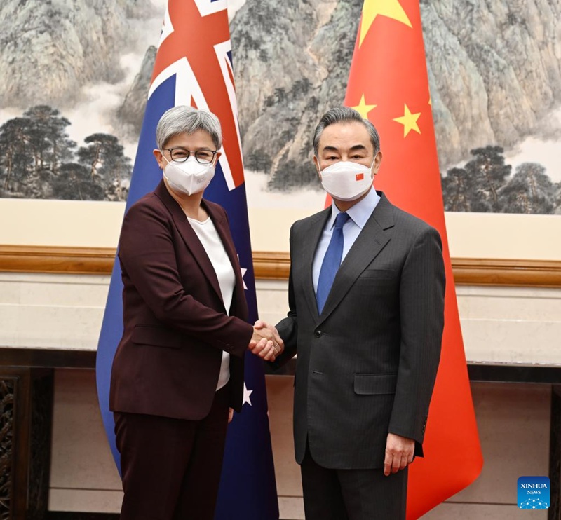 Waziri wa Mambo ya Nje wa China Wang Yi, ambaye pia ni Mjumbe wa Ofisi ya Siasa ya Kamati Kuu ya Chama cha Kikomunisti cha China, na Waziri wa Mambo ya Nje wa Australia Penny Wong wakisalimiana kabla ya kufanya Mazungumzo ya sita ya Mambo ya Nje na Mikakati ya China na Australia hapa Beijing, China, Desemba 21, 2022. (Xinhua/Zhang Ling)