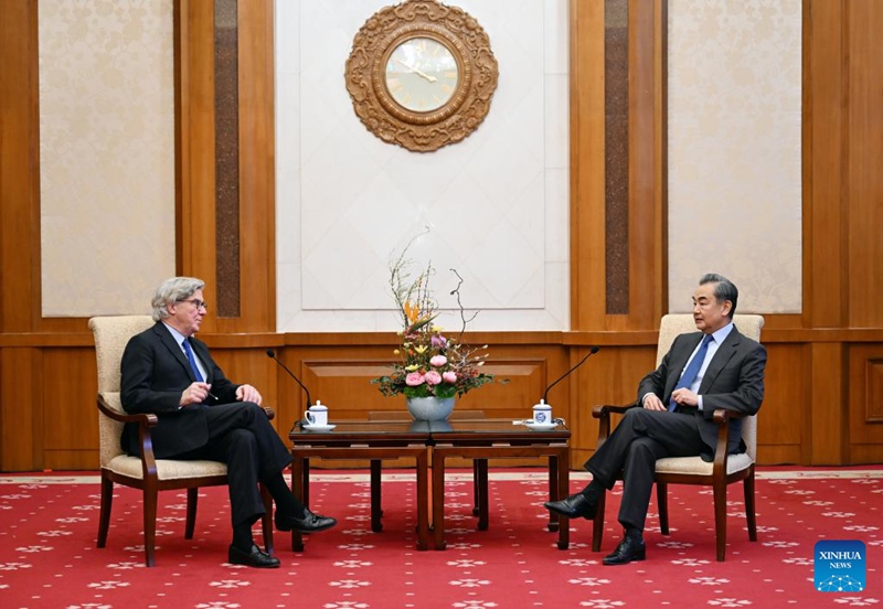 Waziri wa Mambo ya Nje wa China Wang Yi akifanya mazungumzo  na John L. Thornton, mwenyekiti mwenza wa Bodi ya Wadhamini ya Jumuiya ya Asia, mjini Beijing, China, Desemba 22, 2022. (Xinhua/Zhang Ling)