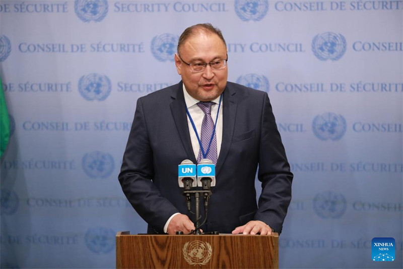 Mwakilishi wa kudumu wa Kazakhstan katika Umoja wa Mataifa Akan Rakhmetullin akiongoza hafla ya uwekaji bendera kwenye makao makuu ya Umoja wa Mataifa mjini New York, Januari 3, 2023. Nchi tano -- Ecuador, Japan, Malta, Msumbiji na Uswisi -- siku ya Jumanne zilianza kubeba wajibu wa wanachama wasio wa kudumu wa Baraza la Usalama la Umoja wa Mataifa. (Xinhua/Xie E)