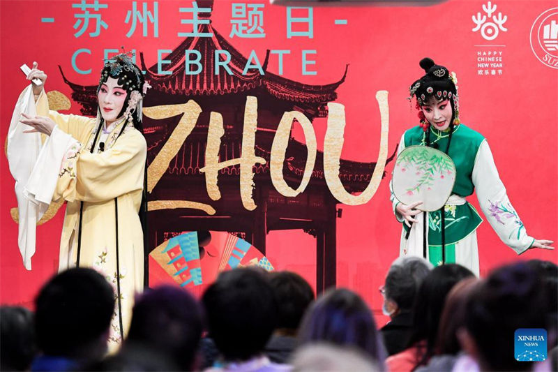 Wasanii wa Opera ya Kunqu wakitumbuiza kwenye Taasisi ya China huko Manhattan, New York, Marekani, Januari 8, 2023. Shughuli nyingi zilifanyika katika Jiji la New York, Marekani mwishoni mwa wiki iliyopita zikionesha urithi wa utamaduni usioshikika kutoka Suzhou, Mashariki mwa China. Siku ya Jumamosi usiku, wasanii wa China waliwasilisha Sanaa za hariri za utarizi wa mtindo wa Suzhou, Opera ya Kunqu, na Opera ya Pingtan ya Suzhou, ambayo ni aina ya uimbaji wa lahaja ya Suzhou na kwa ala za Kichina, katika hafla za ufunguzi wa siku ya mandhari ya Suzhou. (Picha na Ziyu Julian Zhu/Xinhua)