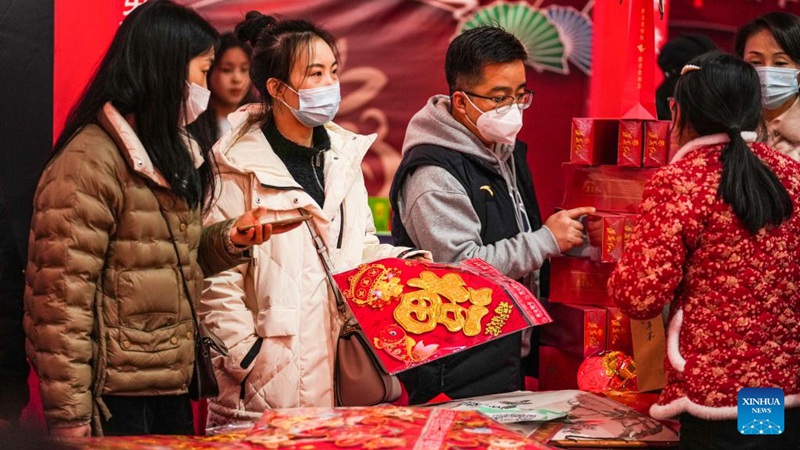 Watu wakijitayarisha kwa Sherehe zijazo za Mwaka Mpya wa Jadi wa China