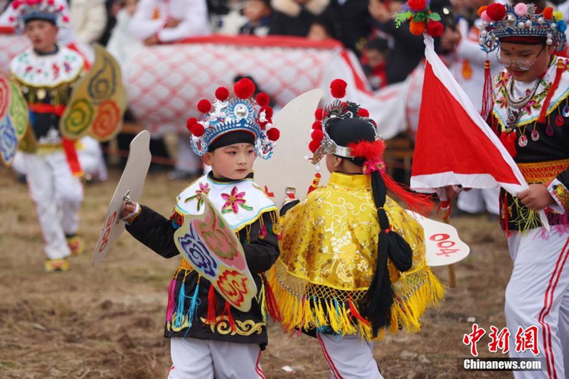 Wacheza “Dragon kuu ya Luoshan” wa Nanjing watembea kijijini ili kutakia heri na baraka