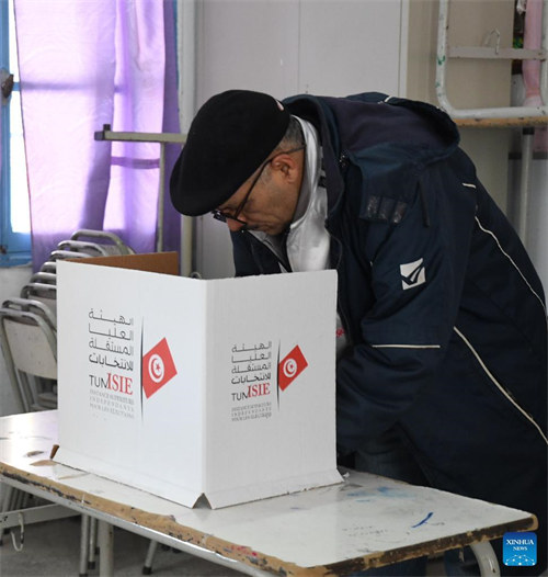 Mtu akipiga kura yake kwenye kituo cha kupigia kura mjini Tunis, Tunisia, Januari 29, 2023. Watunisia siku ya Jumapili iliyopita walianza kupiga kura katika duru ya pili ya uchaguzi wa wabunge, Tume Huru ya Juu ya Uchaguzi ya Tunisia (ISIE) imesema. (Picha na Adel Ezzine/Xinhua)