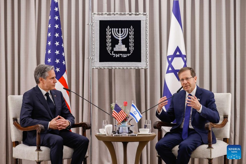 Rais wa Israel Isaac Herzog (kulia) akizungumza na Waziri wa Mambo ya Nje wa Marekani Antony Blinken mjini Jerusalem, Januari 30, 2023. Waziri wa Mambo ya Nje wa Marekani Antony Blinken ameitembelea Israel siku ya Jumatatu, akiwataka Waisraeli na Wapalestina kutuliza mivutano na kusisitiza ahadi ya Washington "ya uimara wa chuma" kwa usalama wa Israeli. (Olivier Fitoussi/JINI kupitia Xinhua)