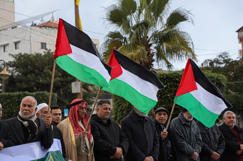 Wapalestina wakiwa wamenyanyua bendera za taifa wakati wa maandamano dhidi ya ziara ya Waziri wa Mambo ya Nje wa Marekani Antony Blinken kwenye Ukingo wa Magharibi wa Mto Jordan, katika mji wa Gaza, Januari 31, 2023. (Picha na Rizek Abdeljawad/Xinhua)