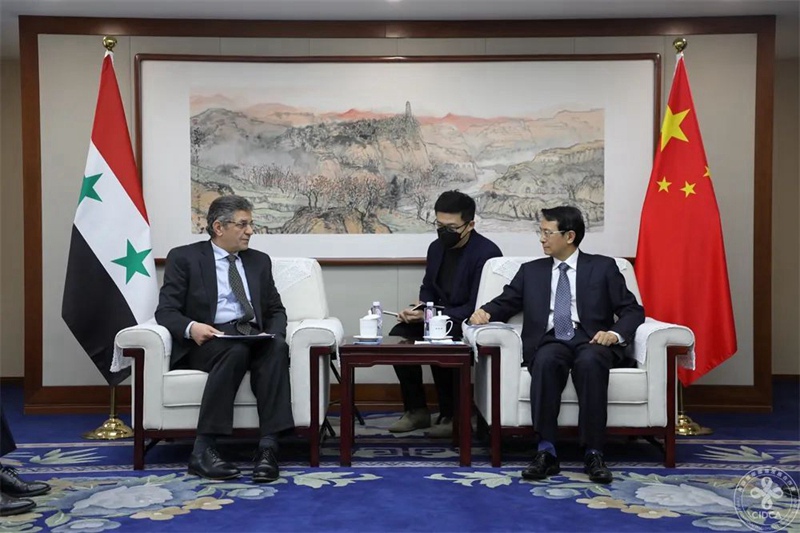 Ofisa wa Shirika la Ushirikiano wa Maendeleo ya Kimataifa la China akutana na Mabalozi wa Uturuki na Syria na kuwaelezea hatua za msaada wa dharura
