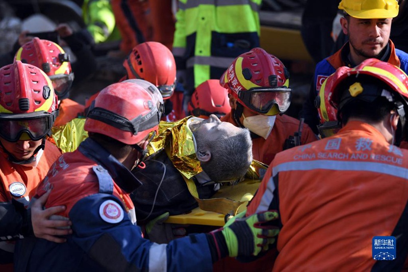 Kikosi cha uokoaji cha China kikihamisha mtu aliyenusurika kutoka kwenye vifusi vya jengo lililobomolewa katika tetemeko la ardhi huko Antakya, Mkoa wa Hatay wa Uturuki Tarehe 12, Februari. (Xinhua/Shadati)