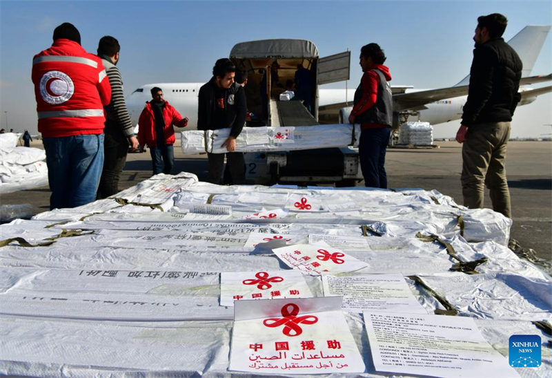 Shehena ya msaada wa kibinadamu kutoka China ikiwasilishwa katika Uwanja wa Ndege wa Kimataifa wa Damascus huko Damascus, Mji Mkuu wa Syria, Februari 15, 2023. (Picha na Ammar Safarjalani/Xinhua)