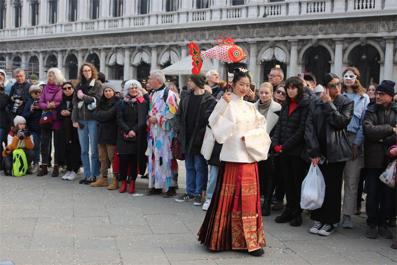 Msichana wa kujitolea aliyevaa Hanfu, vazi la mtindo wa kale ambalo kwa kawaida lilikuwa likivaliwa na watu wa Kabila la wahan, akishiriki kwenye maandamano yaliyofanyika katika eneo la Piazza San Marco kwenye Sherehe za Kanivali ya Venice huko Venice, Italia, Februari 17, 2023. (Taasisi ya Confucius katika Chuo Kikuu cha Ca’ Foscari cha Venice/Kutumwaa Xinhua)