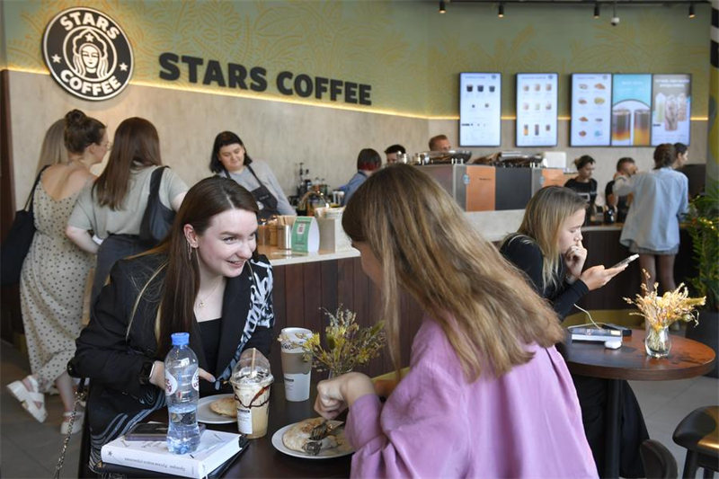 Watu wakiwa wameketi ndani ya mkahawa wa Star Coffee uliofunguliwa hivi karibuni, ambao ni mkahawa wenye matawi mengi uliofunguliwa kuchukua nafasi ya mikahawa ya Starbucks huko Moscow, Russia, Agosti 22, 2022. (Picha na Alexander Zemlianichenko Jr/Xinhua)