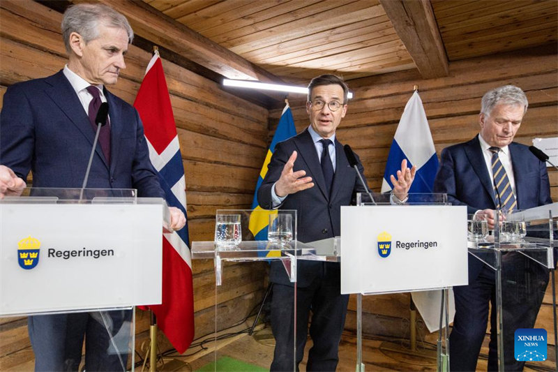 Waziri Mkuu wa Sweden Ulf Kristersson (katikati) akizungumza kwenye mkutano na waandishi wa habari na Rais wa Finland Sauli Niinisto (Kulia) na Waziri Mkuu wa Norway Jonas Gahr Store huko Harpsund, Sweden, Februari 22, 2023. Viongozi wa Sweden, Finland na Norway wameapa kutekeleza kuimarisha ushirikiano wa ulinzi siku ya Jumatano katika kukabiliana na changamoto za usalama za pamoja . (Ninni Andersson/ Serikali ya Swedeni/ Xinhua)