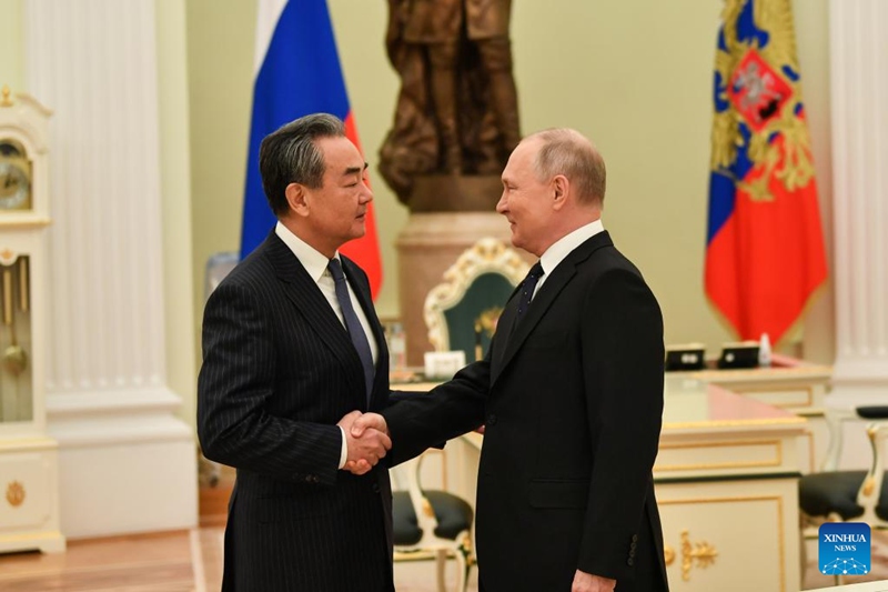 Rais wa Russia Vladimir Putin akikutana na Wang Yi, Mjumbe wa Ofisi ya Siasa ya Kamati Kuu ya Chama cha Kikomunisti cha China (CPC) na Mkurugenzi wa Ofisi ya Kamati ya Mambo ya Nje ya Kamati Kuu ya CPC, huko Moscow, Russia, Februari 22, 2023. (Xinhua/Cao Yang)