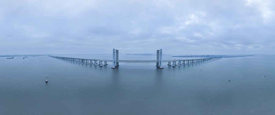 Picha iliyopigwa Februari 4, 2023 ikionyesha daraja la kuvuka bahari la eneo la Ghuba ya Quanzhou, ambalo ni sehemu ya reli ya mwendo kasi ya  kutoka Fuzhou hadi Xiamen, katika Mkoa wa Fujian, Mashariki mwa China. (Xinhua/Zhou Yi)