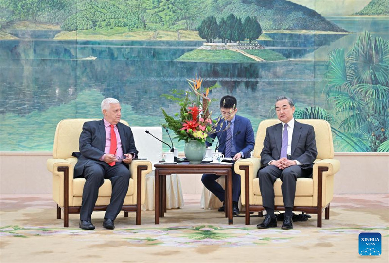 Wang Yi, Mjumbe wa Ofisi ya Siasa ya Kamati Kuu ya Chama cha Kikomunisti cha China (CPC) na Mkurugenzi wa Ofisi ya Kamati ya Mambo ya Nje ya Kamati Kuu ya CPC, akikutana na ujumbe unaoongozwa na Romenio Pereira, Katibu wa Uhusiano wa Kimataifa wa Chama cha Wafanyakazi cha Brazili hapa Beijing, Mji Mkuu wa China, Machi 1, 2023. (Xinhua/Yue Yuewei)