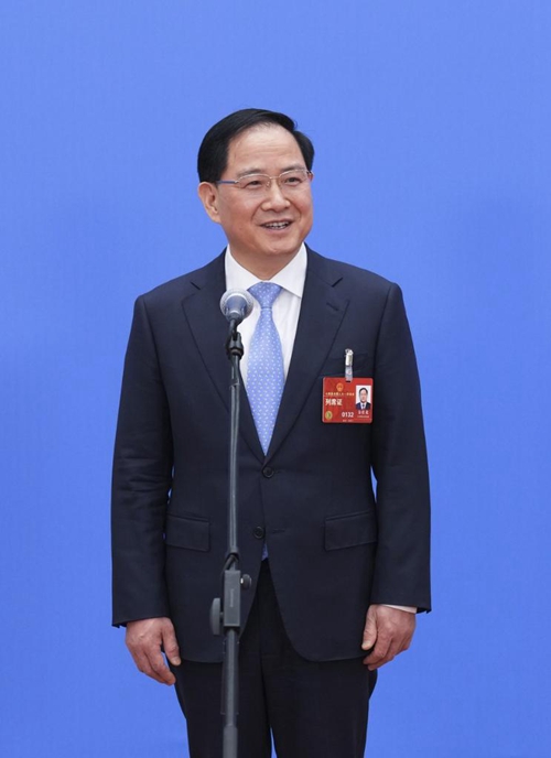Waziri wa Viwanda na TEHAMA wa China Jin Zhuanglong akipokea  mahojiano ya waandishi wa habari baada ya ufunguzi wa mkutano wa kwanza wa Bunge la Umma la 14 la China (NPC) mjini Beijing, China, Machi 5, 2023. (Xinhua/Cai Yang)