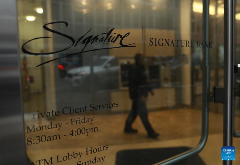 Picha iliyopigwa Machi 13, 2023 ikionyesha tawi la Benki ya Signature huko New York, Marekani. Benki ya Signature  ambayo makao yake makuu yako New York, Marekani ni benki muhimu ya sekta ya sarafu ya mtandaoni, imefungwa Jumapili na wadhibiti wa serikali ya Marekani kwa "sababu maalum za hatari sawa za kimfumo," Wizara ya Fedha ya Marekani, Benki Kuu ya Marekani, na Shirika la Bima ya Amana la Marekani (FDIC) zimesema katika taarifa ya pamoja. (Xinhua/Zhang Mocheng)