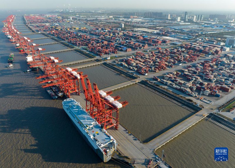 Picha iliyopigwa  kwa droni tarehe 13, Machi ikionesha gati la Bandari ya Taicang ya Jiangsu, China.