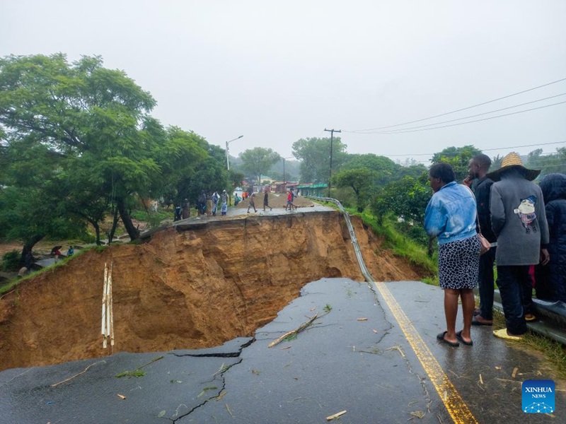 Watu wakikagua barabara iliyoharibiwa na mafuriko huko Blantyre, Malawi, Machi 14, 2023. (Picha na Joseph Mizere/Xinhua)