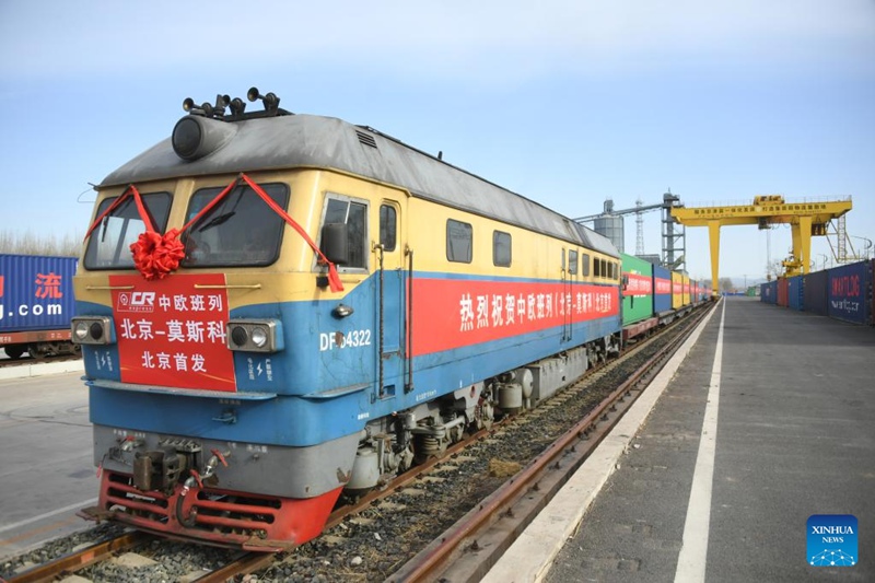 Treni ya mizigo inayotoa huduma kati ya China na Ulaya inayoelekea Moscow, Russia ikionekana katika picha kwenye stesheni ya reli ya Mafang katika Eneo laa Pinggu hapa Beijing, Mji Mkuu wa China, Machi 16, 2023. Treni ya mizigo iliyobeba makontena 55 imeondoka Beijing Alhamisi asubuhi kuelekea Moscow, Mji Mkuu wa Russia, kuashiria kuanzishwa kwa huduma ya treni ya mizigo ya kwanza ya moja kwa moja kati ya China na Ulaya.  (Xinhua/Ren Chao)
