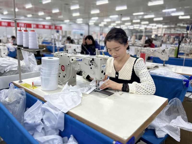 Zhang Caicai akifanya kazi kwenye kiwanda huko Yinchuan, Mji Mkuu wa Mkoa unaojiendesha wa Kabila la Wahui wa Ningxia, Kaskazini Mashariki mwa China, Machi 3, 2023. (Xinhua/Ai Fumei)