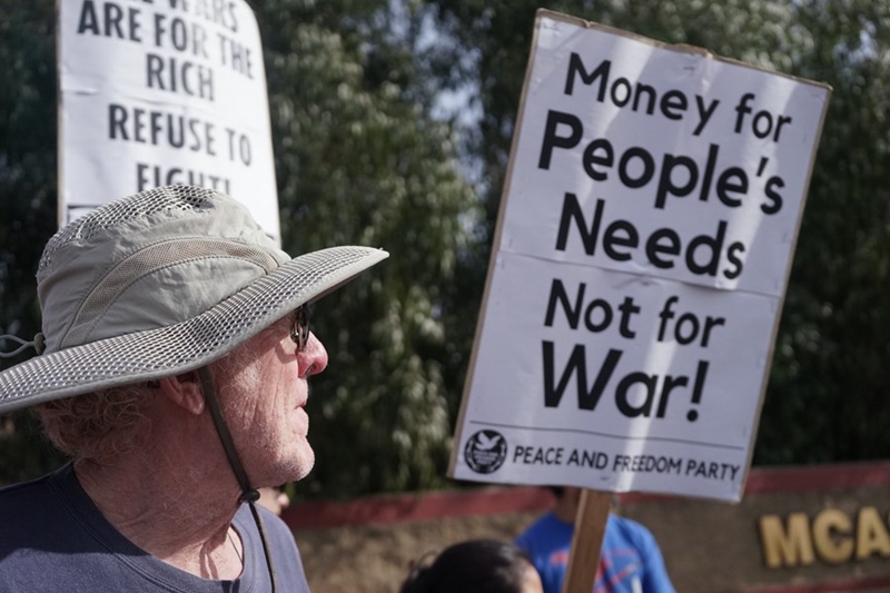 Mwandamanaji akionekana mbele ya Kituo cha Ndege cha Marine Corps Miramar, umbali wa kilomita 25 Kaskazini mwa jiji la San Diego, California, Marekani, Machi 18, 2023. (Picha na Zeng Hui/Xinhua)