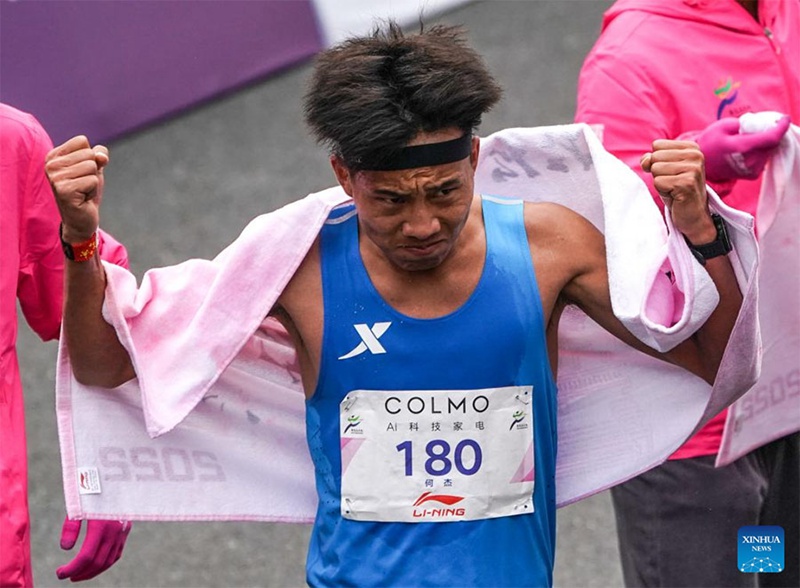 Mwanariadha wa China He Jie aliyeshinda nafasi ya pili akishangilia baada ya mashindano ya wanaume ya Mbio za Marathon za Wuxi 2023 huko Wuxi, Mkoa wa Jiangsu, Mashariki mwa China Tarehe 19, Machi, 2023. (Xinhua/Yang Lei)