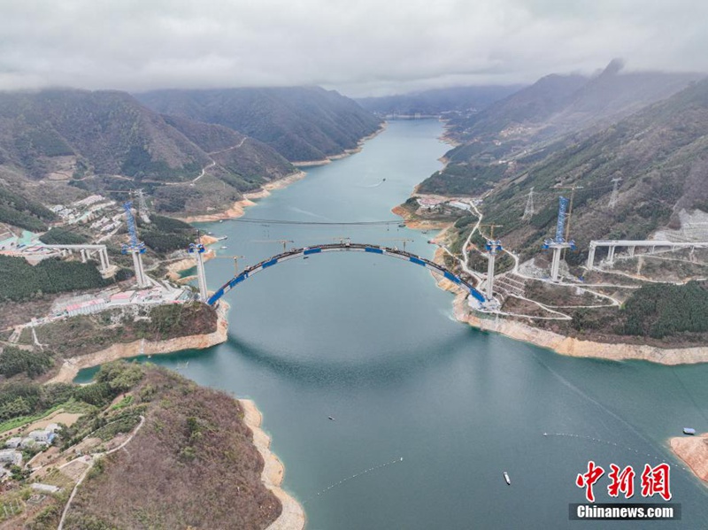 Picha hii iliyopigwa kutoka angani Tarehe 19, Machi ikionyesha eneo la ujenzi wa Daraja Kubwa la Tian’e Longtan katika Wilaya ya Tian'e ya Mji wa Hechi, Mkoa wa Guangxi，China.