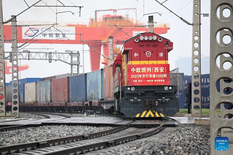 Treni ya mizigo inayotoa huduma kati ya China na Ulaya ikiondoka kwenye Bandari ya Kimataifa ya Xi'an huko Xi'an, Mkoa wa Shaanxi, Kaskazini-Magharibi mwa China, Machi 23, 2023. Treni hiyo ya X8489, iliyokuwa imepakia magari  na kuondoka Xi'an  wa Mkoa wa Shaanxi, China kuelekea Mji wa Selyatino nchini Russia siku ya Alhamisi. Shaanxi imeshuhudia zaidi ya safari 1,000 za treni za mizigo kutoka China hadi Ulaya tangu Mwaka 2023 (Xinhua/Li Yibo)