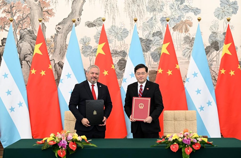 Waziri wa Mambo ya Nje wa China Qin Gang na Waziri wa Mambo ya Nje wa Honduras Eduardo Reina wakishiriki kwenye hafla ya kutia saini taarifa ya pamoja ya kuanzishwa kwa uhusiano wa kidiplomasia kati ya nchi hizo mbili baada ya mazungumzo yao yaliyofanyika Beijing, Mji Mkuu wa China, Machi 26, 2023. (Xinhua/Zhang Ling)
