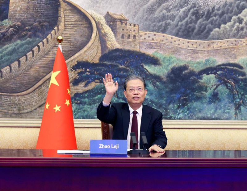 Zhao Leji, Mjumbe wa Kudumu wa Ofisi ya Siasa ya Kamati Kuu ya Chama cha Kikomunisti cha China (CPC) na Spika wa Bunge la Umma la 14 la China (NPC) akifanya mazungumzo na Spika wa Bunge la Vietnam Vuong Dinh Hue kupitia njia ya video kwenye Jumba la Mikutano ya Umma la Beijing, China, Machi 27, 2023. (Xinhua/Liu Weibing)