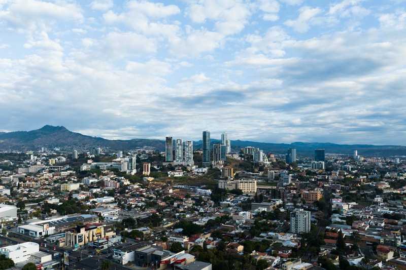 Picha hii iliyopigwa Tarehe 26 Machi 2023 ikionyesha mandhari ya Tegucigalpa，Mji Mkuu wa Nchi ya Honduras. (Xinhua/Xin Yuewei)