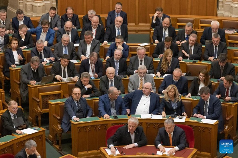 Wabunge wa Bunge la Hungary wakipiga kura juu ya Finland kujiunga na Jumuiya ya Kujihami ya Nchi za Magharibi (NATO) mjini Budapest, Hungary, Machi 27, 2023. Bunge la Hungary Jumatatu limeidhinisha sheria inayoruhusu Finland kujiunga na Jumuiya ya NATO. (Picha na Attila Volgyi/Xinhua)