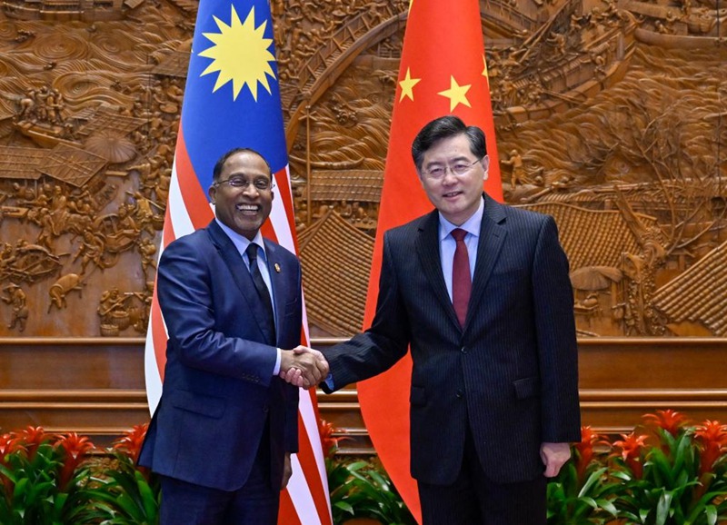 Waziri wa Mambo ya Nje wa China Qin Gang akifanya mazungumzo na Waziri wa Mambo ya Nje wa Malaysia Zambry Abd Kadir mjini Beijing, China, Machi 28, 2023. (Xinhua/Yin Bogu)