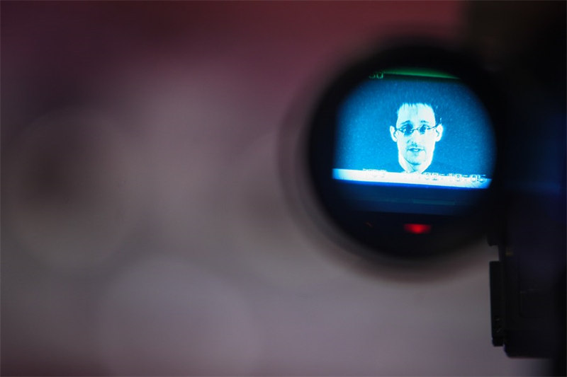 Picha ya kumbukumbu iliyopigwa Machi 18, 2015 ikimuonyesha Edward Snowden kwenye skrini ya kamera wakati wa mahojiano ya moja kwa moja ya mbali kwenye maonyesho ya CeBIT 2015, ambayo ni maonyesho makubwa zaidi ya biashara ya teknolojia za upashanaji wa habari na mawasiliano duniani (TEHAMA), huko Hanover, Ujerumani. (Xinhua/Zhang Fan)