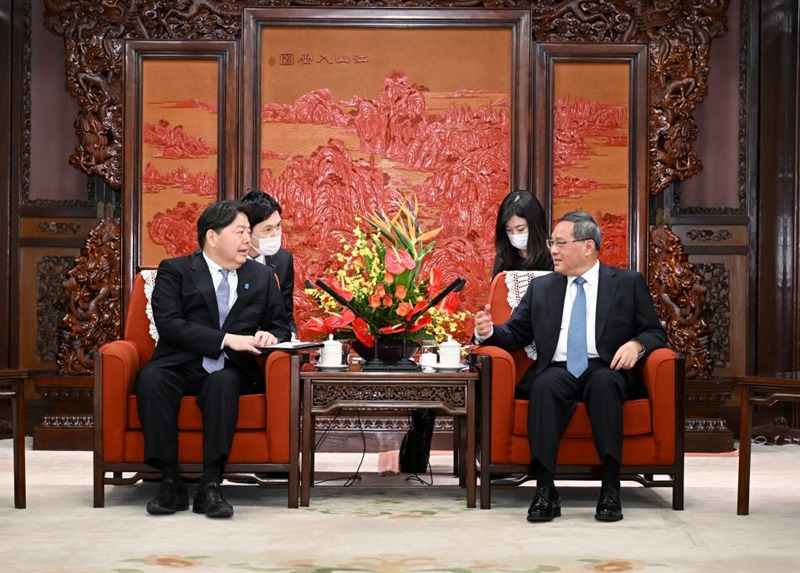 Waziri Mkuu wa China Li Qiang akikutana na Yoshimasa Hayashi, Waziri wa Mambo ya Nje wa Japani, mjini Beijing, China, Aprili 2, 2023. (Xinhua/Zhang Ling)