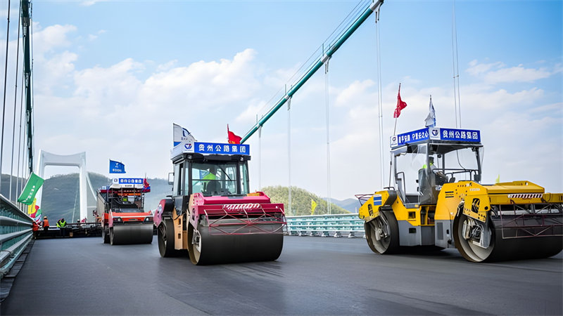 Daraja Kubwa la Jinfeng la Mto Wu nchini China laingia kwenye kazi ya kutandaza?lami