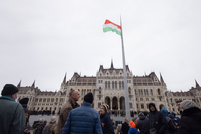 Hafla ya kupandishwa kwa bendera ya Hungary ya kuadhimisha miaka 175 ya mapinduzi na kupigania uhuru wa Hungary Mwaka 1848, ikifanyika kwenye uwanja wa Kossuth mbele ya jengo la Bunge huko Budapest, Hungary, Machi 15, 2023. (Picha na Attila Volgyi/ Xinhua)