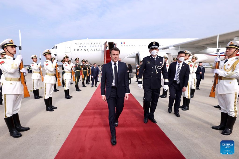 Rais wa Ufaransa Emmanuel Macron akiwasili kwenye Uwanja wa Ndege wa Kimataifa wa Beijing, China, Aprili 5, 2023. Kutokana na mwaliko wa Rais wa China Xi Jinping, Rais wa Ufaransa Emmanuel Macron amewasili Beijing Jumatano alasiri kwa  kufanya ziara ya kiserikali nchini China hadi Ijumaa. (Xinhua/Liu Bin) 
