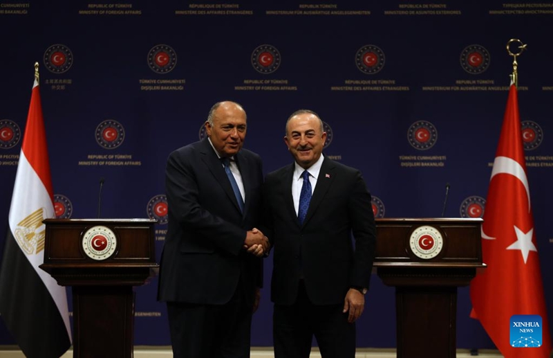 Waziri wa Mambo ya Nje wa Uturuki Mevlut Cavusoglu (kulia) akipeana mkono na Waziri wa Mambo ya Nje wa Misri Sameh Shoukry kwenye mkutano wa pamoja na waandishi wa habari mjini Ankara, Uturuki, Aprili 13, 2023. (Picha na Mustafa Kaya/Xinhua)