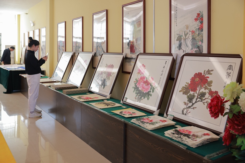 Picha za maua ya peony zilizochorwa huko Pingle?zaonesha hali mpya ya ustawishaji wa vijiji