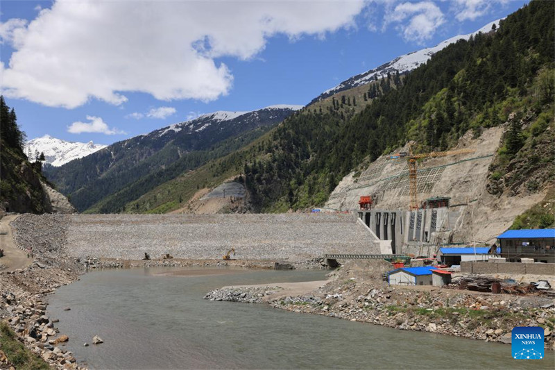 Picha iliyopigwa Mei 15, 2023 ikionyesha bwawa la mradi wa kuzalisha umeme kwa nishati ya maji wa Suki Kinari chini ya Ukanda wa Kiuchumi wa China-Pakistani (CPEC) katika Wilaya ya Mansehra, Jimbo la Khyber Pakhtunkhwa, Pakistan. (CGGC/Xinhua)
