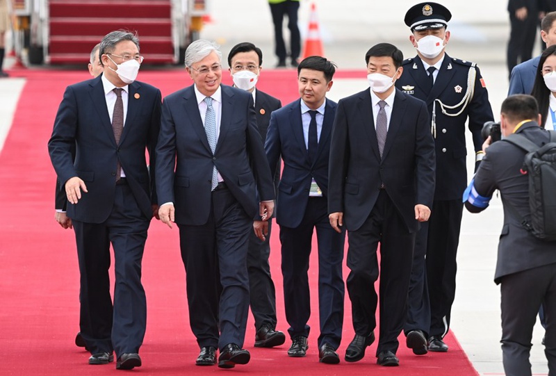 Rais wa Kazakh Kassym-Jomart Tokayev akiwasili Xi'an, Mkoa wa Shaanxi, Kaskazini-Magharibi mwa China, Mei 17, 2023. (Xinhua/Li Yibo)