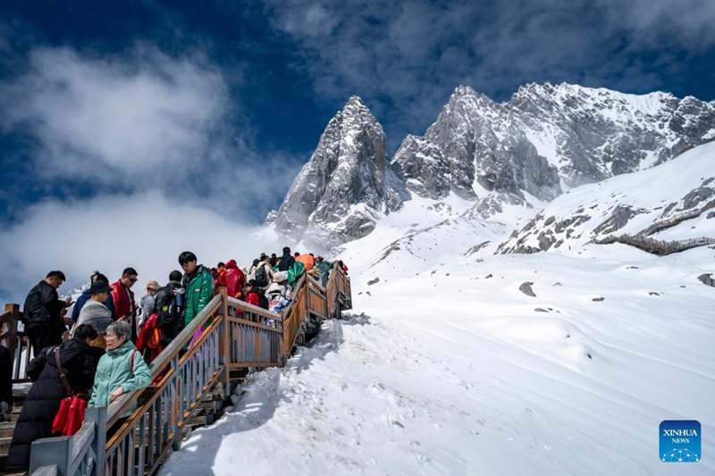Watalii wakitembelea eneo lenye mandhari nzuri la Mlima wa Theluji wa Yulong katika Mji wa Lijiang, Mkoa wa Yunnan, Kusini-Magharibi mwa China, Mei 17, 2023. Eneo lenye mandhari nzuri la Mlima wa Theluji wa Yulong nchini China limepokea watalii milioni 2.4 tangu mwanzoni mwa mwaka huu. (Xinhua/Chen Xinbo)
