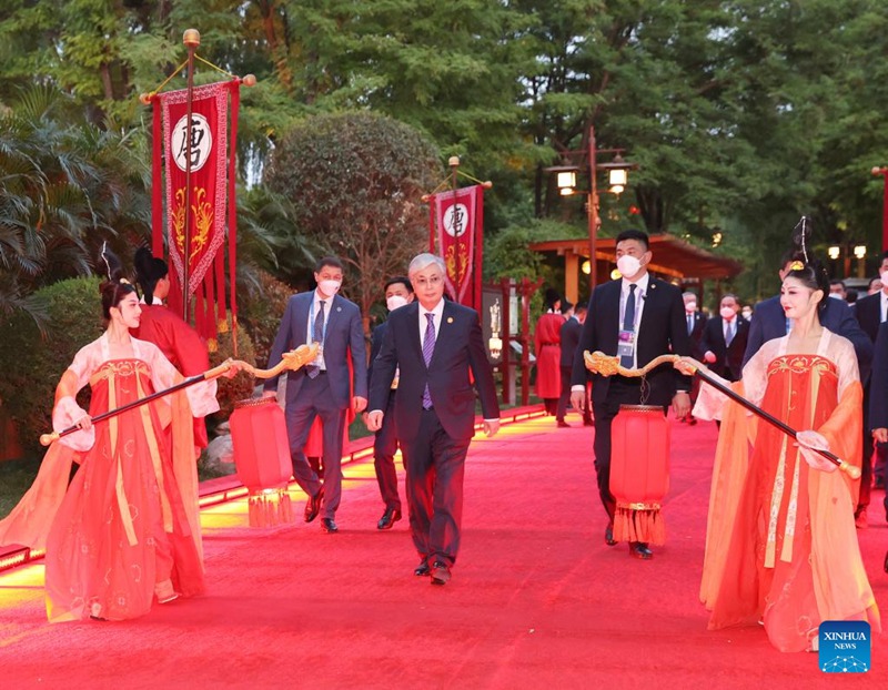 Rais wa Kazakhstan Kassym-Jomart Tokayev akiwasili kwenye hafla ya kuwakaribisha viongozi wa Nchi za Asia ya Kati na wake zao wanaohudhuria Mkutano wa Viongozi Wakuu wa China na Nchi za Asia ya Kati katika Paradiso ya Tang huko Xi'an, Mkoa wa Shaanxi, Kaskazini Magharibi mwa China, Mei 18, 2023. (Xinhua/Xu Zijian)
