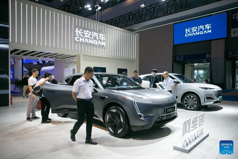 Watu wakitembelea Maonyesho ya Tano ya Kimataifa ya Uwekezaji na Biashara ya China Magharibi katika  Mji wa Chongqing, Kusini-Magharibi mwa China, Mei 18, 2023. (Xinhua/Chu Jiayin)