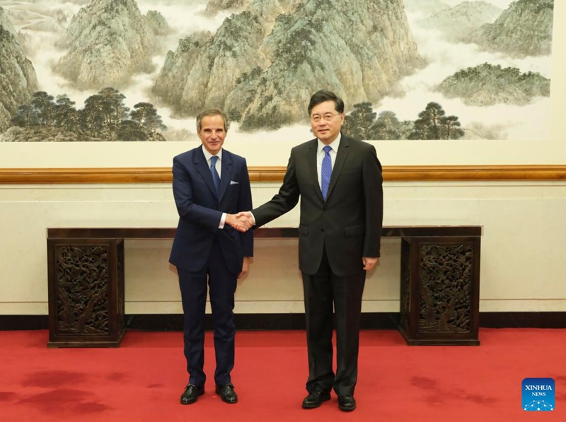 Waziri wa Mambo ya Nje wa China Qin Gang akikutana na Rafael Grossi, Mkurugenzi Mkuu wa Shirika la Kimataifa la Nishati ya Atomiki (IAEA), mjini Beijing, China, Mei 23, 2023. (Xinhua/Ding Lin)